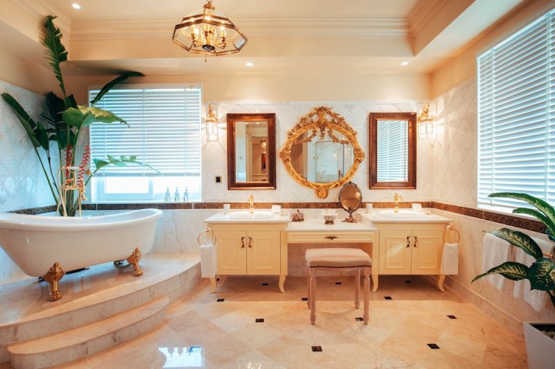 Phòng tắm rộng rãi với các đồ dùng sáng bóng, có cả cây xanh để tạo vẻ sinh động, hài hòa với thiên nhiên.