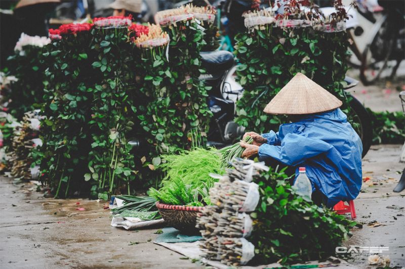 Một cụ già bán đồ lá ở chợ hoa Nhật Tân.