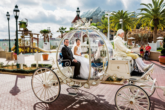 Christina, 21tuổi, ngồi trên chiếc xe pha lê được thiết kế như xe của nàng lọ lem Cinderella với 6 chú ngựa và người lái xe, trên đường tới lễ cưới tổ chức ở Walt Disney World, Orlando, Florida.