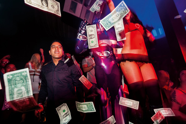 Một vị khách VIP với “cơn mưa tiền” hàng trăm USD tung ra trong một hộp đêm ở Marquee. Được biết, đây là một trong những hộp đêm đông khách nhất ở Las Vegas, Mỹ.