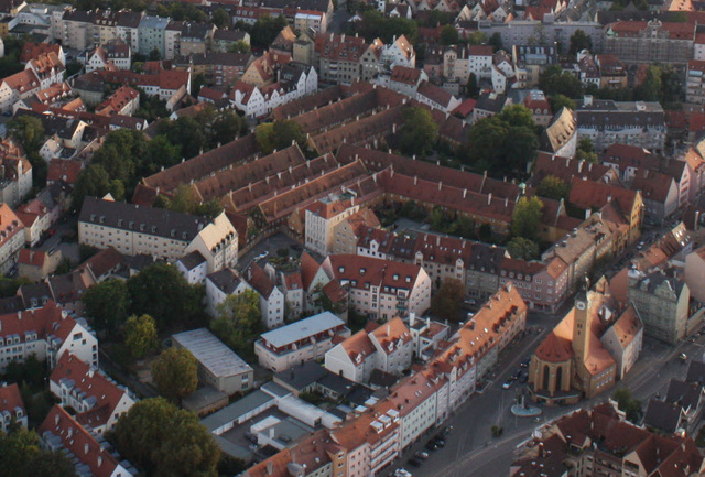 Khu nhà ở cho người thu nhập thấp Fuggerei tại thành phố Augsburg, Đức ngày nay.
