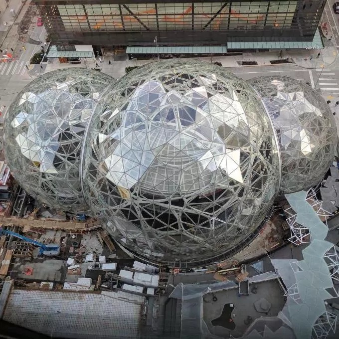 Ba khối cầu là một phần của trụ sở mới trị giá 400 tỷ đô la của Amazon. Độ cao lớn nhất của ba khối cầu này là 27m và đường kính gần 40m.