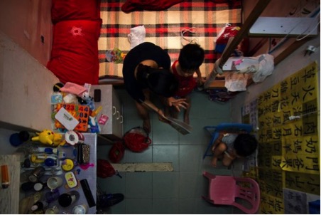 Một căn hộ siêu nhỏ mà một gia đình tại Hong Kong đang ở.