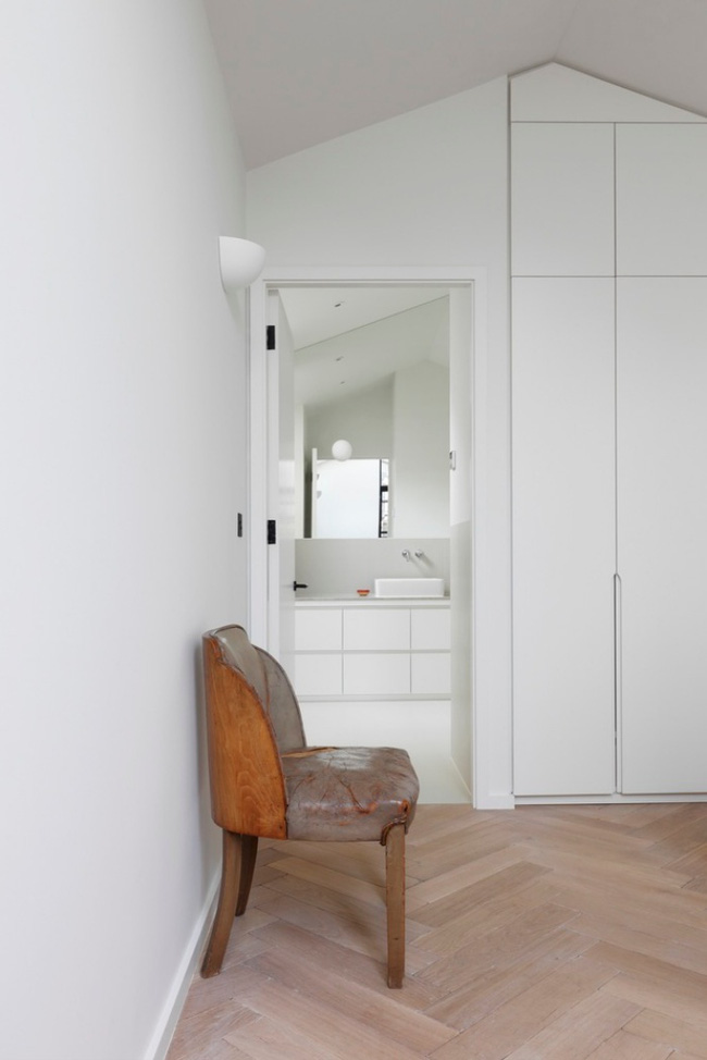Phòng tắm nhỏ được bố trí bên trong cùng của phòng ngủ, giúp việc sử dụng tiện lợi hơn.