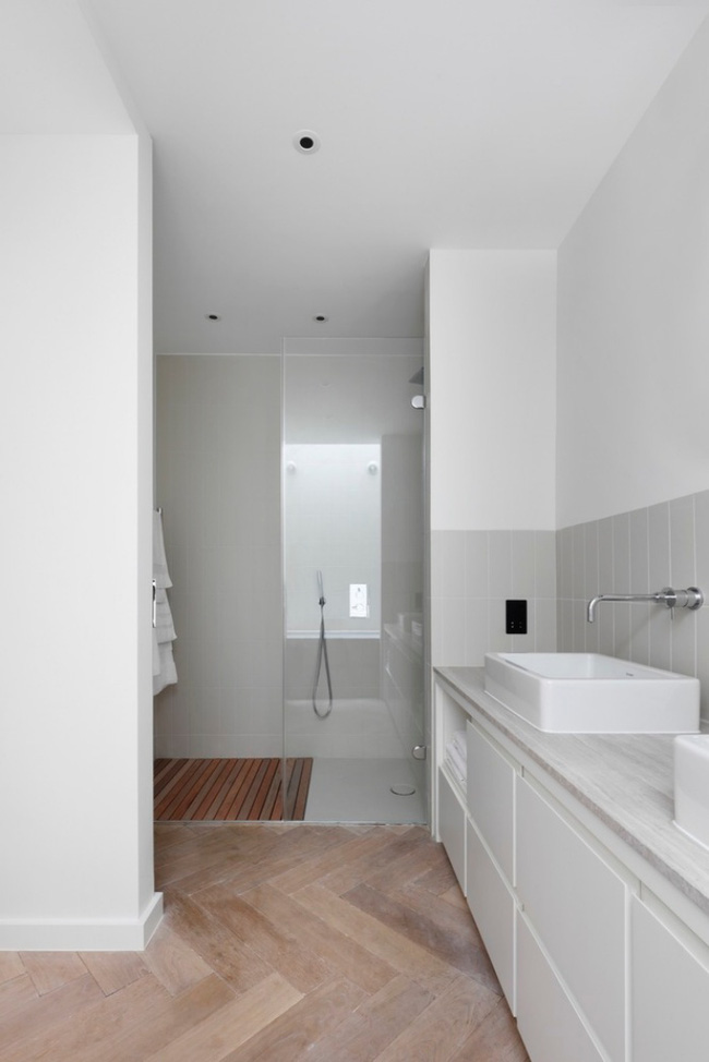 Góc vệ sinh được chọn tông màu trắng làm gam chủ đạo. Sự tối giản trong việc chọn lựa màu sắc cũng như cách trang trí đã giúp cho không gian rộng hơn, đẹp hơn.
