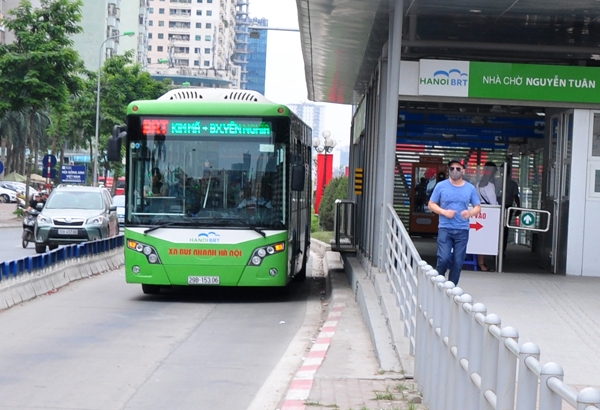 Một trong những lí do khiến người dân không chọn dịch vụ giao thông công cộng là điểm đỗ xe buýt quá xa với nơi ở - Ảnh: Tạ Tôn