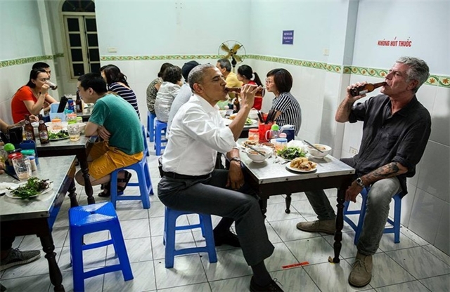 Tổng thống Obama cùng đầu bếp Anthony Bourdain ngồi ăn bún chả, uống bia hơi Hà Nội tối ngày 23/5 tại quán Hương Liên.