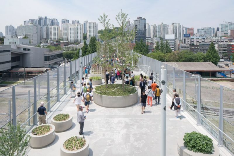 Người đi bộ có thể tận hưởng không gian xanh yên bình ngay trong lòng thành phố