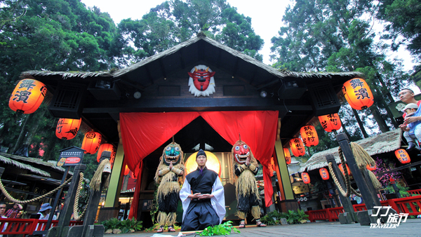Đi dạo quanh làng, du khách có thể bắt gặp nhiều người mặc những trang phục hoặc đội những chiếc mặt nạ mô phỏng theo hình dạng “yêu quái” trong các câu chuyện liêu trai Nhật Bản.