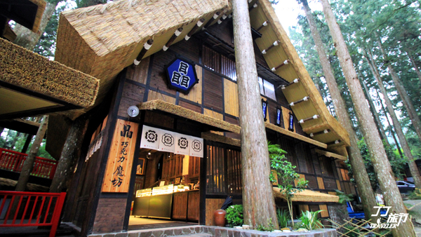 Những nét kiến trúc đậm chất Nhật Bản đã góp phần tạo nên “thương hiệu” cho ngôi làng kỳ lạ này. 