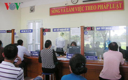 Người dân làm thủ tục đăng ký đất đai tại Văn phòng đăng ký đất đai quận Hoàng Mai, Hà Nội