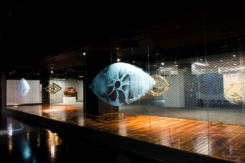 : Khung cửa sổ trưng bày tác phẩm “Ngụ ngôn vàng” của nghệ sĩ Truc-Anh, khách tham quan sẽ như bị thôi miên khi trực tiếp trải nghiệm sự kết hợp giữa âm thanh, sắp đặt và video-art.