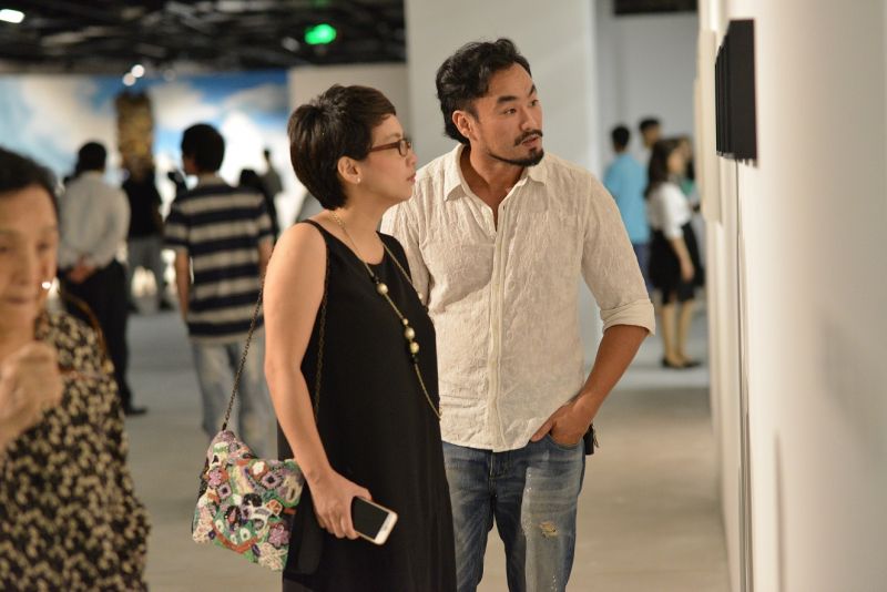 Khán giả chiêm ngưỡng những tác phẩm được giới thiệu trong Tỏa – triển lãm đầu tiên tại Trung tâm nghệ thuật Vincom