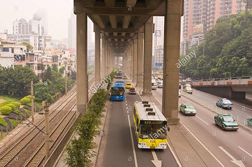 Tại thủ đô Manila (Philippines), bên dưới đường trên cao làm chỗ đỗ xe, lối đi bộ vượt qua đường cao tốc. Còn tại TP.Quảng Châu (Trung Quốc), có 2 làn xe buýt  bên dưới đường trên cao.