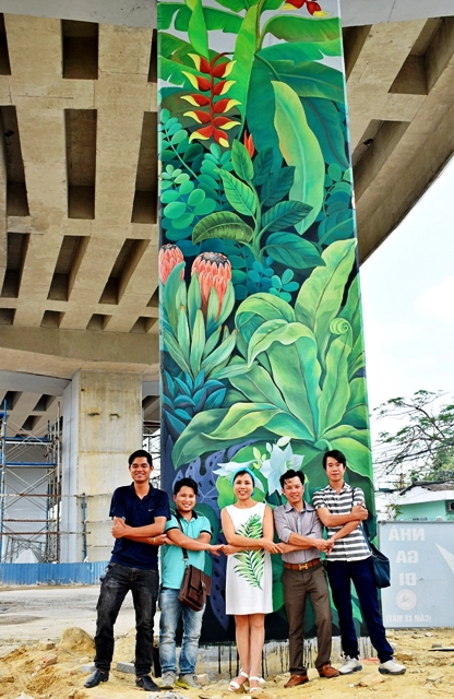 họa sĩ Thu Thủy và bốn họa sĩ Công ty Nghệ thuật Tân Hà Nội đã hoàn thành bức tranh tường đầu tiên trang trí sân bay Đà Nẵng với ý tưởng mô tả phóng to các loài cây và hoa nhiệt đới phổ biến ở Việt Nam.