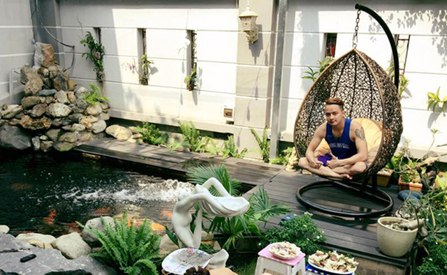 Ngoài những lúc đi hát hoặc ra nước ngoài, Cao Thái Sơn thường dành thời gian thảnh thơi chăm sóc cá, uống cà phê, ăn bánh bên hồ.