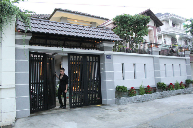 Căn nhà riêng của Cao Thái Sơn nổi bật với cổng lớn khang trang. Mặt đường rộng tiện lợi cho xe hơi.