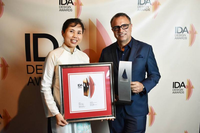 Mr.Hossein Farmani - Chủ tịch Tổ chức Giải thưởng Thiết kế Quốc tế IDA trao bằng chứng nhận Huy chương Đồng cho họa sĩ Thu Thủy tại Lễ trao giải IDA lần thứ 10.