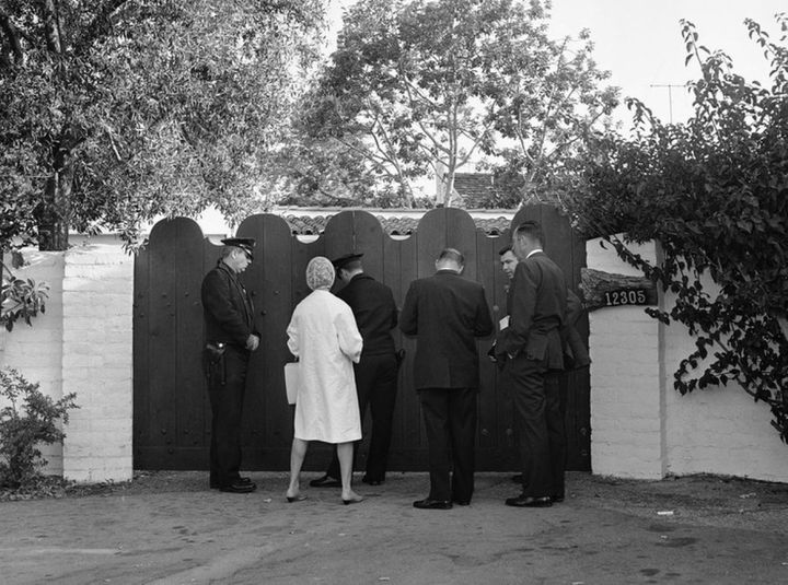 Những viên cảnh sát và hàng xóm bên ngoài căn nhà của Marilyn ngày cô qua đời.