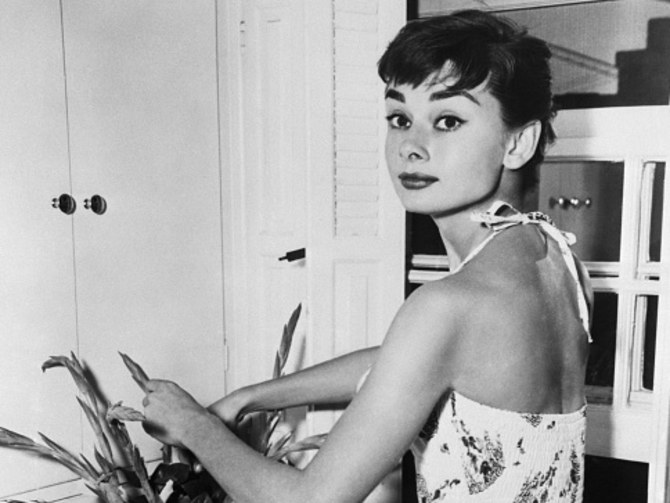Audrey Hepburn chăm sóc cây tại nhà.