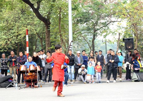 Nhiều hoạt động văn hóa thú vị diễn ra ở phố đi bộ quanh hồ Hoàn Kiếm vào dịp cuối tuần.
