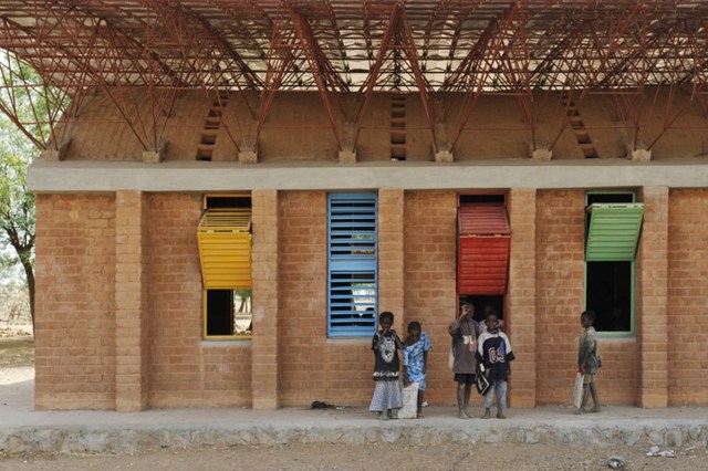 Trường học ở Gando (Burkina Faso) của kiến trúc sư Diébédo Francis Kéré (ngoại thất) (Nguồn: www.archdaily.com)
