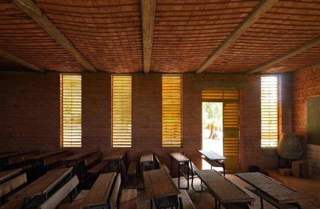 Trường học ở Gando (Burkina Faso) của kiến trúc sư Diébédo Francis Kéré (nội thất) (Nguồn: www.archdaily.com)
