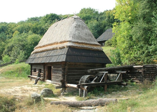 Nhà ở truyền thống của Ukraina (Nguồn: www.rusmoose.com)