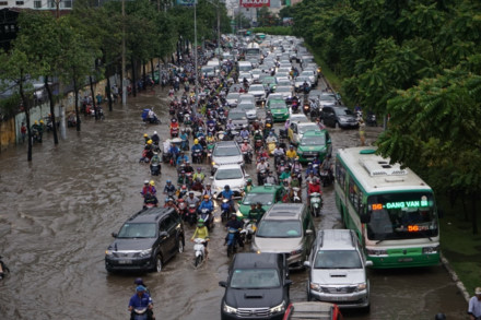 Đường Nguyễn Hữu Cảnh thường xuyên ngập nặng mỗi khi mưa lớn.  Ảnh: M.Q