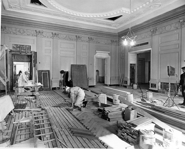 Công nhân thi công lắp đặt sàn gỗ sồi trong phòng ăn tại Nhà Trắng.