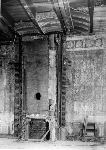 Lò sưởi cũ bên trong Nhà Trắng trong quá trình xây dựng năm 1950.