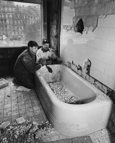 Công nhân thực hiện tháo dỡ bỏ bồn tắm ở phòng B-17, tầng 2, phía đông bắc Nhà Trắng.