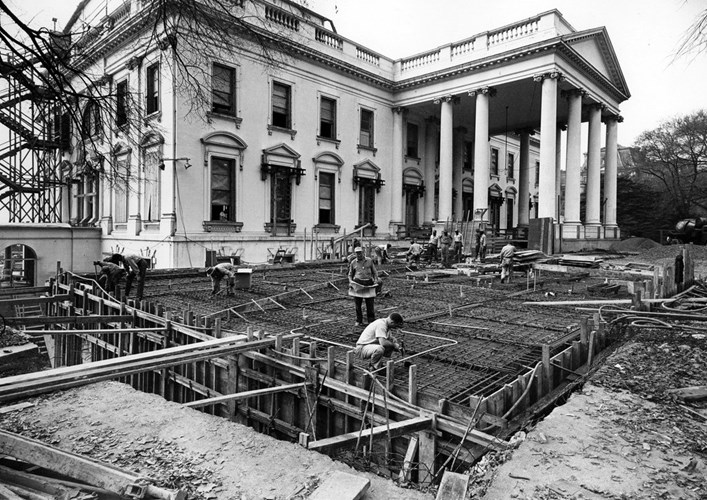 Trong thời gian này, Tổng thống Mỹ Harry S Truman chuyển ra khỏi Nhà Trắng và đến sống ở Blair House. Nhiếp ảnh gia Abbie Rowe đã chụp ảnh Nhà Trắng nổi tiếng của Mỹ trong quá trình xây dựng năm 1950.