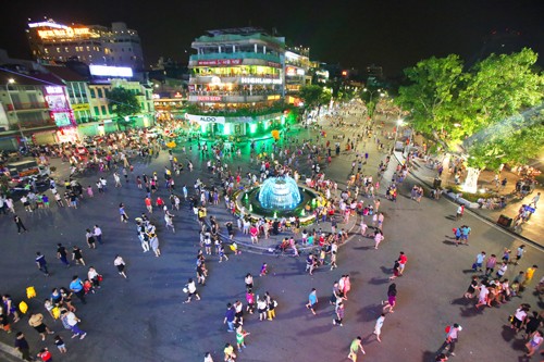 Phố đi bộ hồ Hoàn Kiếm và phụ cận thu hút rất đông khách du lịch