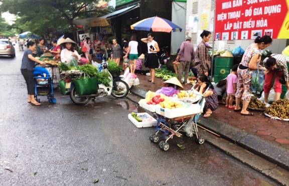 Chợ cóc lấn chiếm lòng đường vỉa hè tại khu đô thị La Khê (Hà Đông) gây mất mỹ quan đô thị.