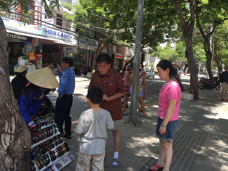  Nha Trang là một trong những điểm đến ưa thích của khách quốc tế. Trong ảnh: Khách Trung Quốc đang mua sắm ở Nhà Trang. Ảnh: TÚ UYÊN