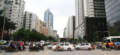 Phố Lê Văn Lương bị vây kín bởi các tòa nhà cao tầng 