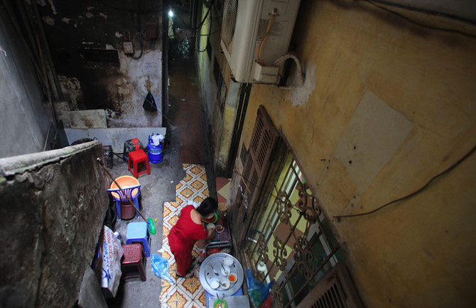 Sâu trong một ngõ nhỏ của phố Lò Sũ có nhiều hộ gia đình dùng chung không gian khoảng 10 mét vuông để nấu nướng.