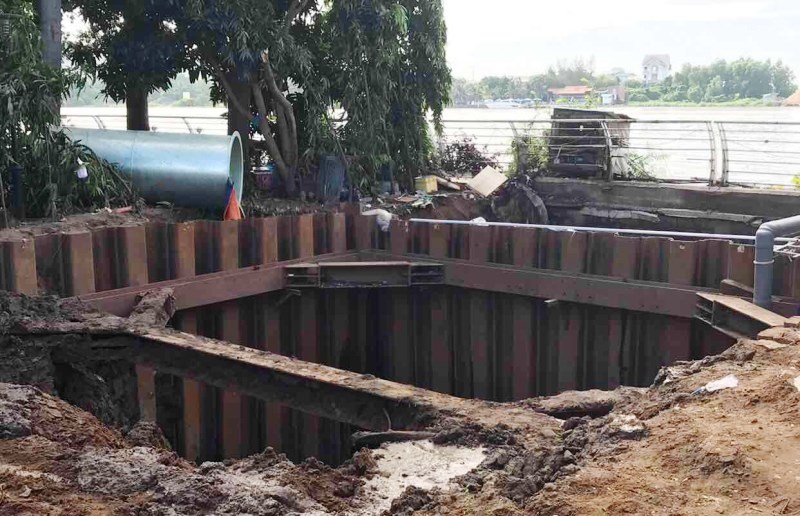 Khu vực đang thi công để lắp máy bơm, bơm nước từ đường Nguyễn Hữu Cảnh ra sông Sài Gòn. Ảnh: K.B