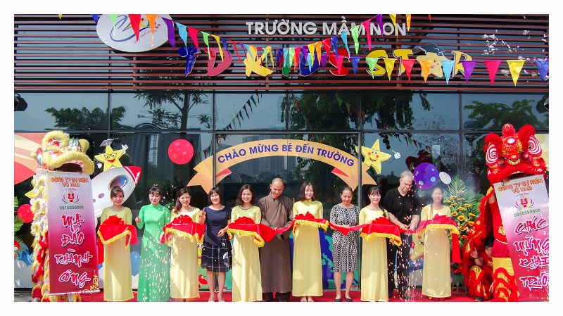 Bà Phan Thị Hải Yến trao biểu tượng cho Hiệu trưởng nhà trường Tô Thị Phương Bình