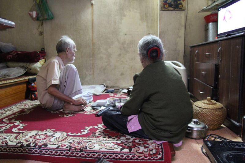 Cuộc sống cơ cực của vợ chồng ông Trần Văn Lợi tại căn nhà 6m2 ở phố Hàng Gà. ảnh: T.G