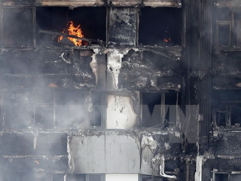 Tòa chung cư Grenfell Tower ở London bị thiêu rụi sau hỏa hoạn ngày 14/6 vừa qua. (Ảnh: AFP/TTXVN)
