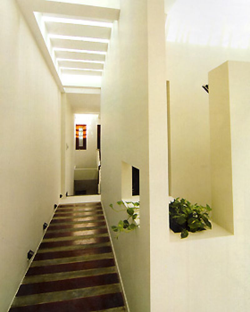 Hành lang quá dài và hẹp là một trong những kiểu thiết kế gây phong thủy xấu cho căn nhà. 