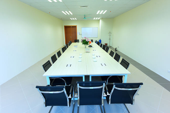 Phòng họp dành cho cán bộ giảng viên được bố trí ở mỗi tầng.