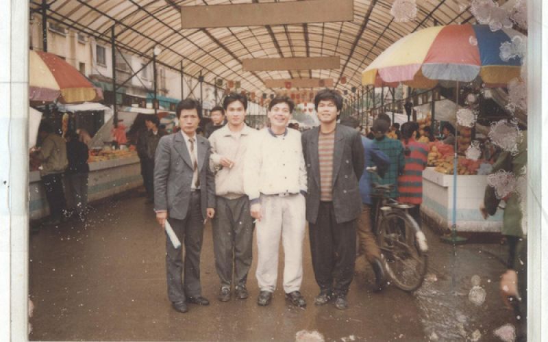 Ảnh chụp vào mùa xuân năm 1993, dàn lãnh đạo công ty khảo sát thị trường sau khi thành lập Công ty TNHH Thiết Bị Phụ Tùng. Từ phải qua: ông Trần Đình Long, ông Nguyễn Ngọc Quang, ông Trần Tuấn Dương.