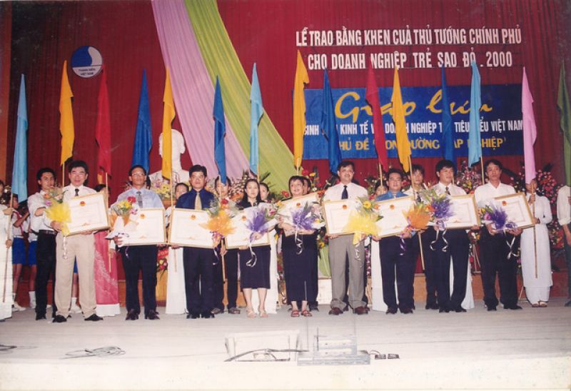  p/Ông Trần Đình Long – Chủ tịch HĐQT Tập đoàn Hòa Phát (đứng thứ 2 từ phải sang, hàng trên) nhận giải thưởng Doanh nghiệp trẻ Sao Đỏ năm 2000