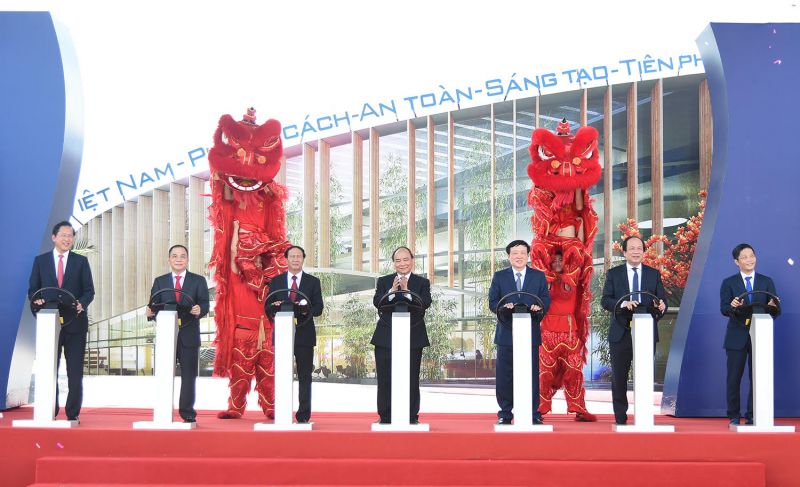 Thủ tướng Nguyễn Xuân Phúc và các đại biểu bấm nút khởi công xây dựng Nhà máy ô tô VinFast.