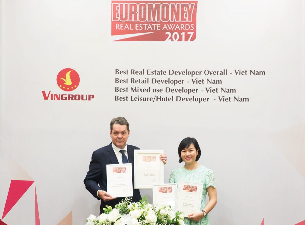 Bà Dương Mai Hoa – Tổng giám đốc Tập đoàn Vingroup nhận giải thưởng do Tạp chí Euromoney trao tặng. 
