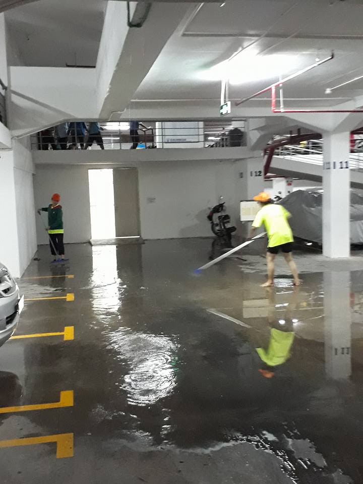 Nước dột lênh láng trong hầm để xe chung cư SaigonRes Plaza