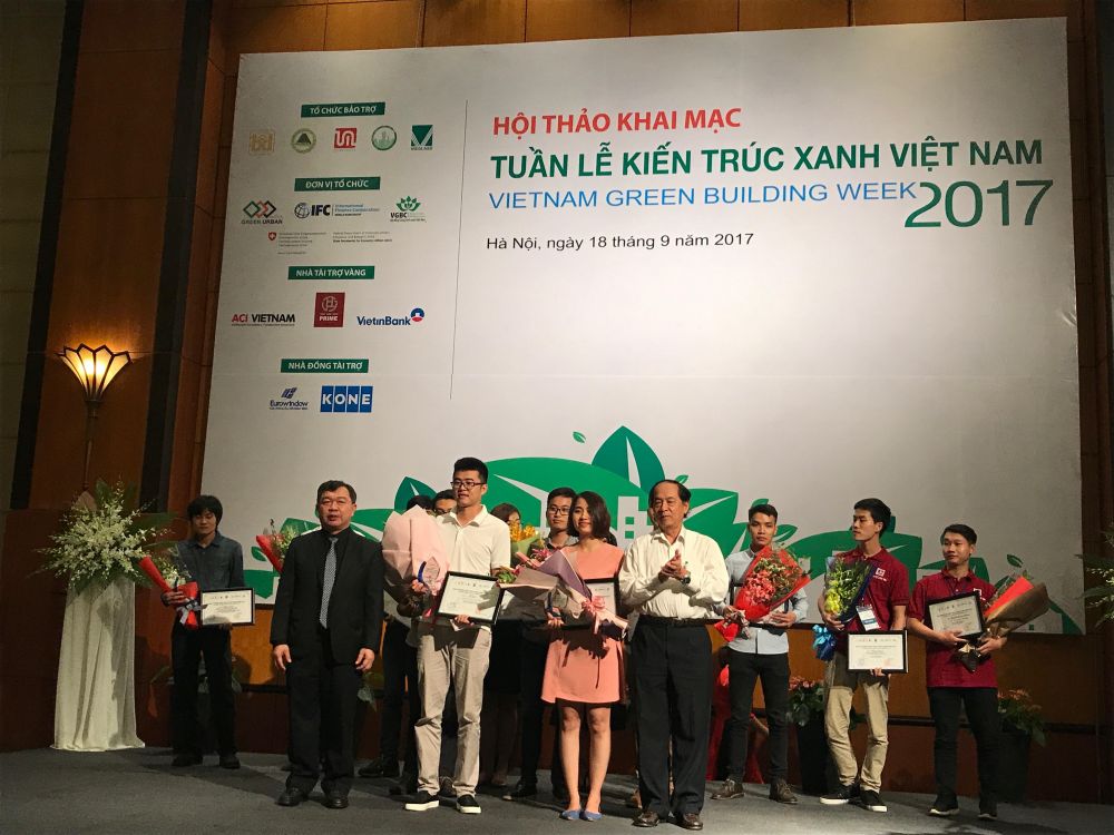 Nguyễn Mạnh Kiên (áo trắng) nhận Giải nhất cuộc thi 